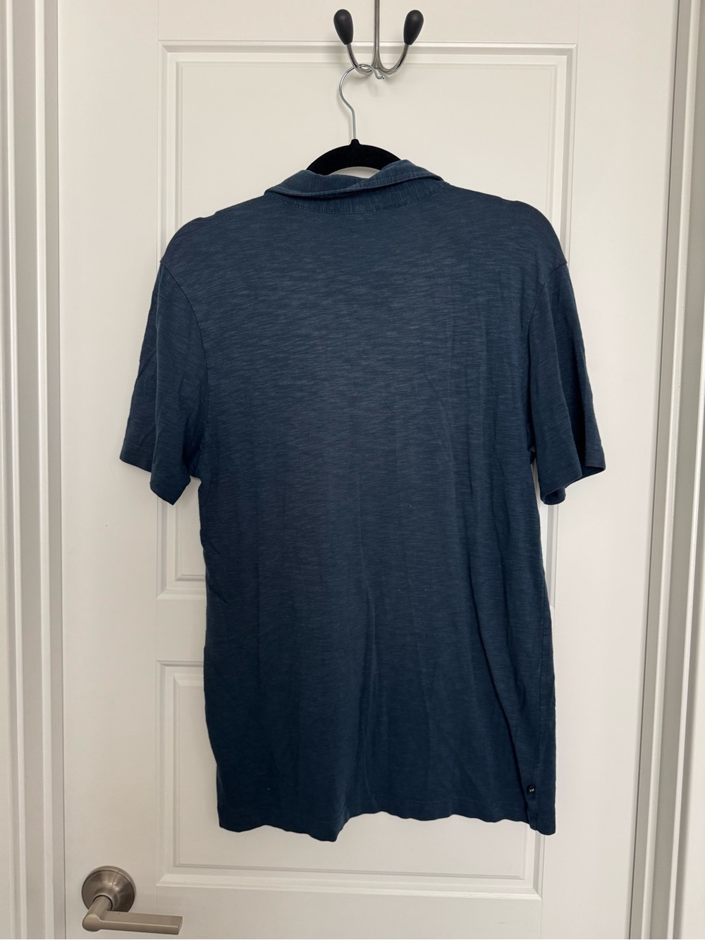 Men's Navy Short-Sleeve Polo Shirt Travis Matthews Breathable Lightweight Medium - Picture 2 of 4